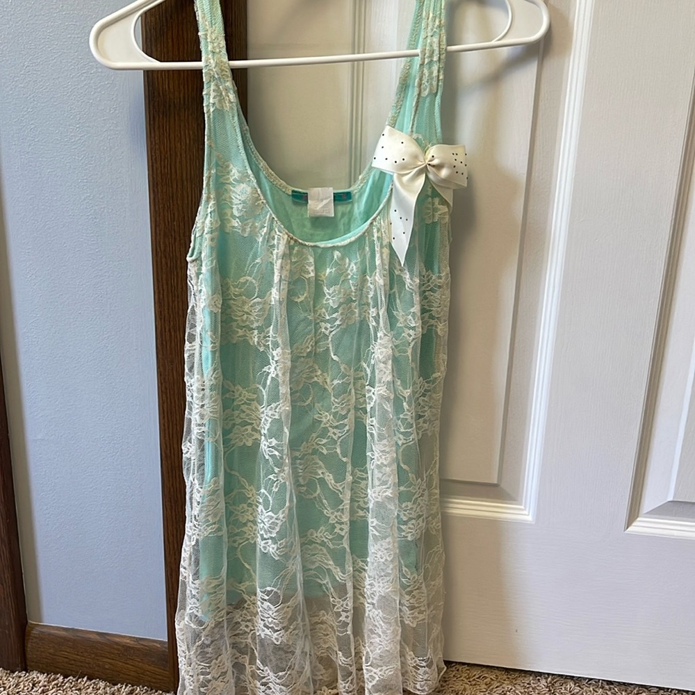 Women’s lace floral bow sleeveless tank top
Julie’s Closet
Size medium